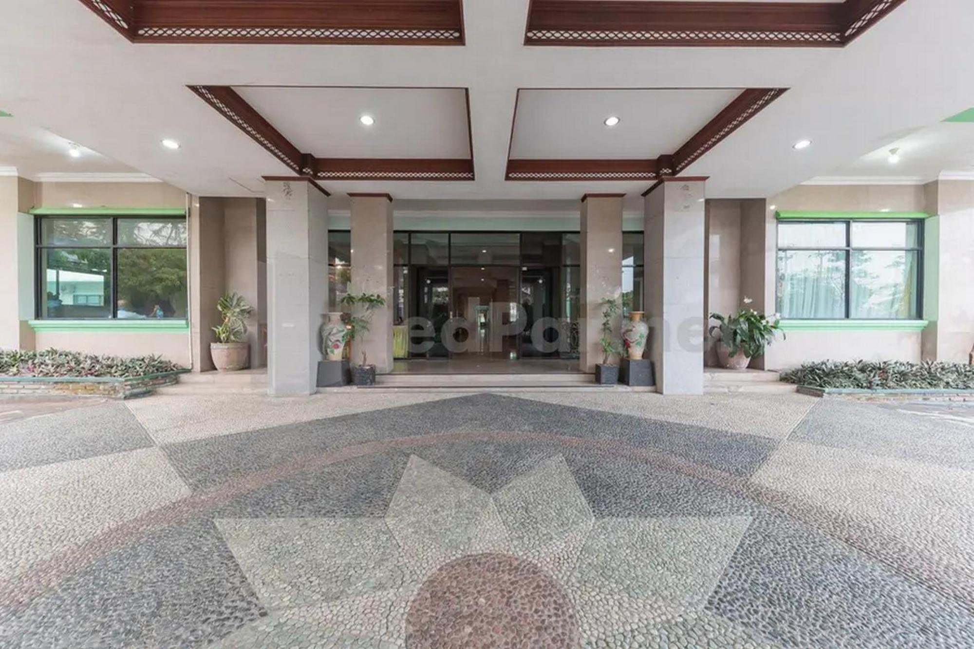 Hotel Ayong Linggarjati Kuningan Mitra Reddoorz Buitenkant foto