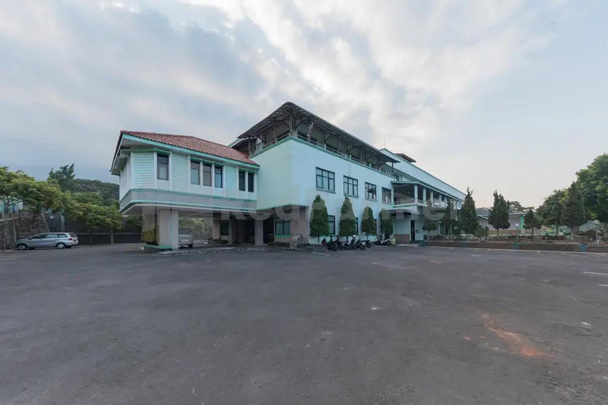 Hotel Ayong Linggarjati Kuningan Mitra Reddoorz Buitenkant foto