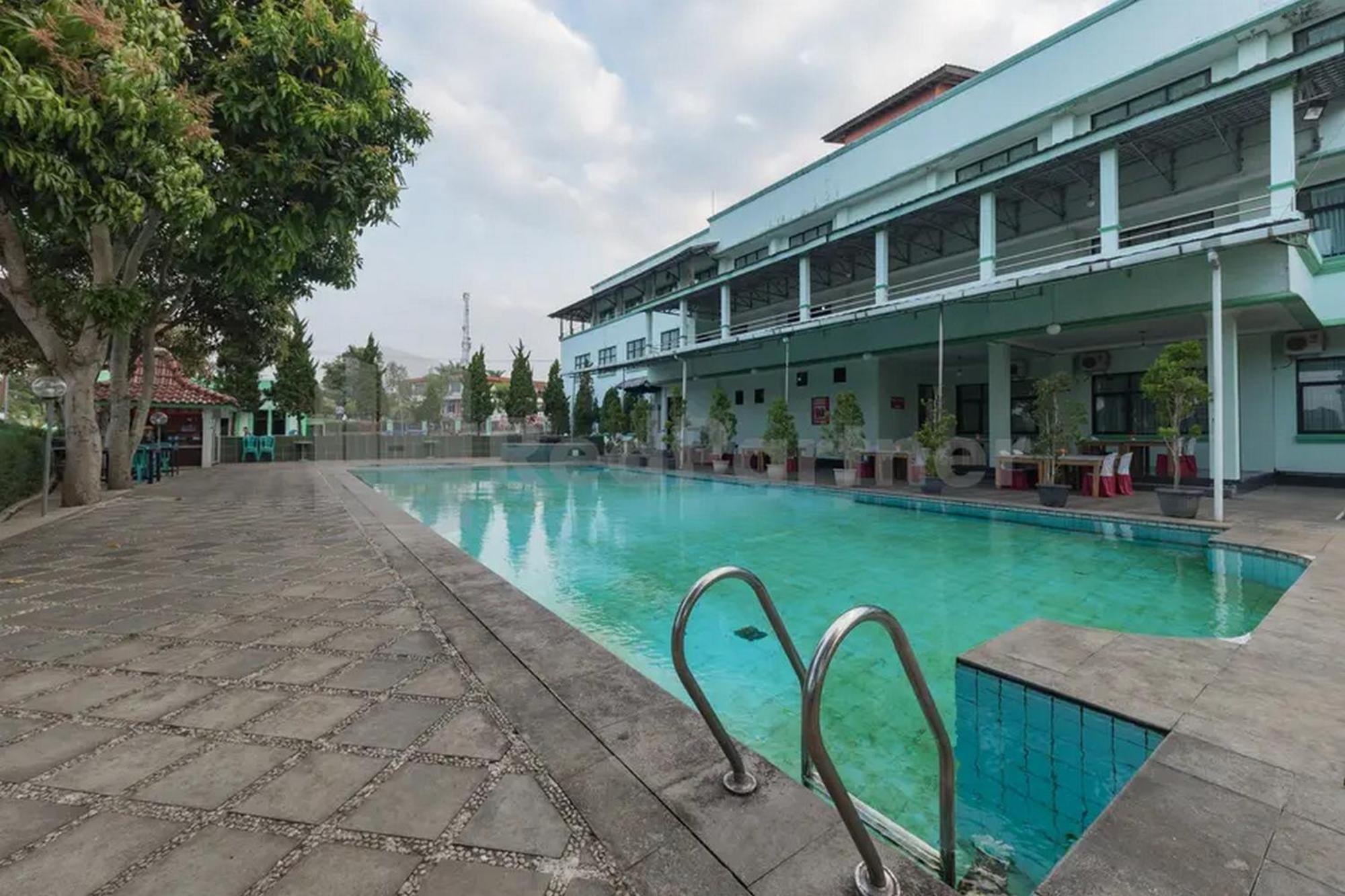 Hotel Ayong Linggarjati Kuningan Mitra Reddoorz Buitenkant foto