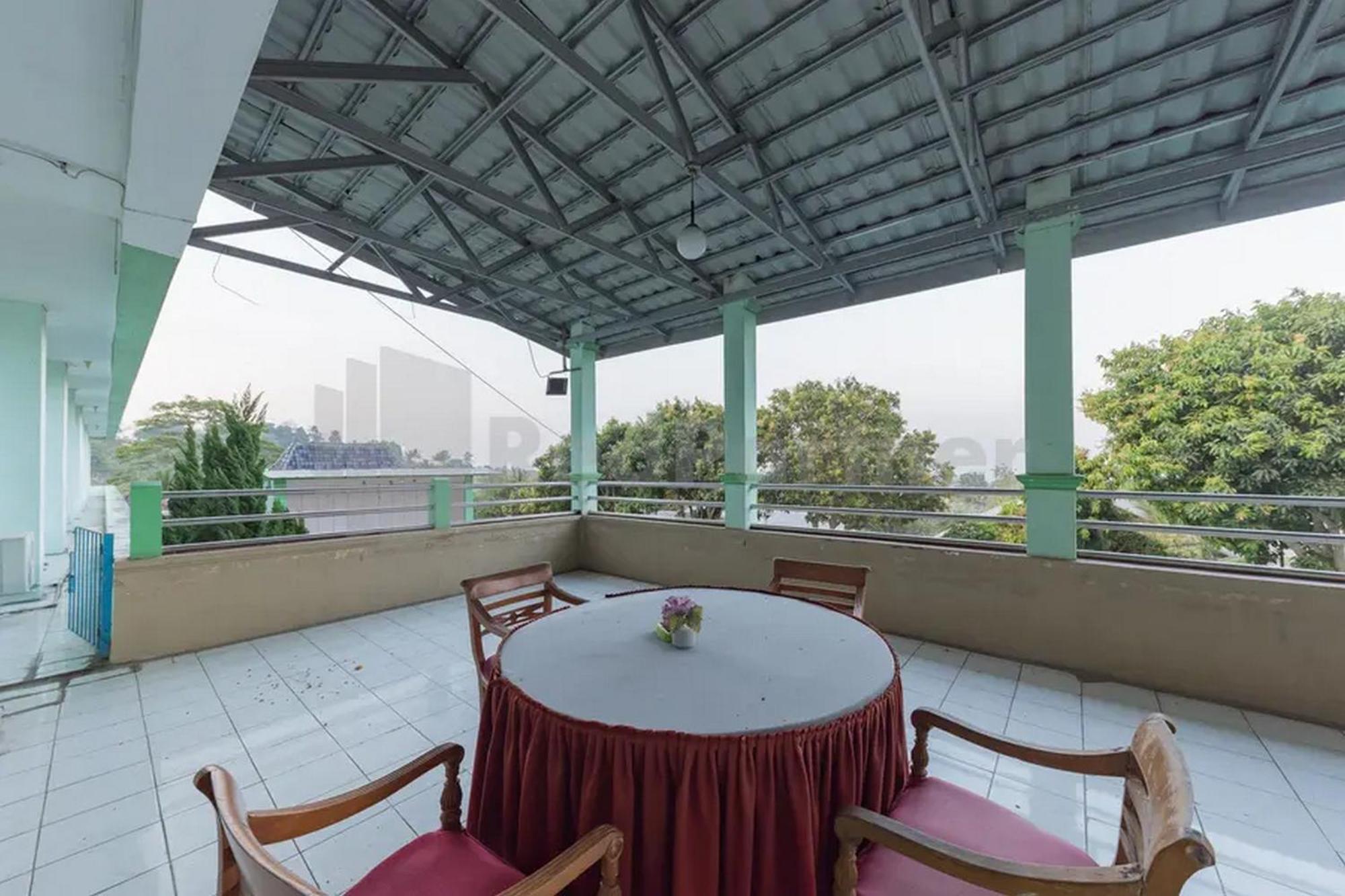 Hotel Ayong Linggarjati Kuningan Mitra Reddoorz Buitenkant foto